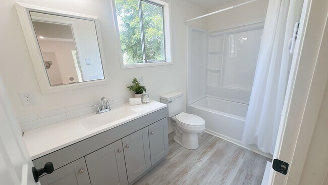 Building Photo - Classic 5bdrm/2 bath High St house with pa...