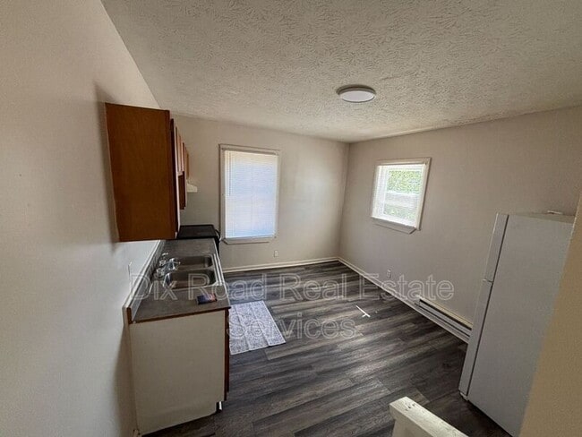 Building Photo - 829 Maple Ave