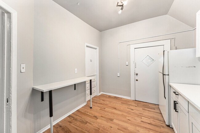 Building Photo - Charming 2 Bed 1.5 Bath in West Wash Park!