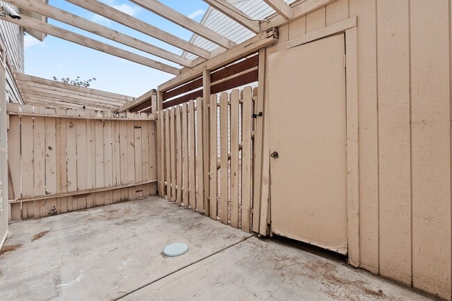Building Photo - 1 Bedroom Townhouse With Hardwood Flooring...