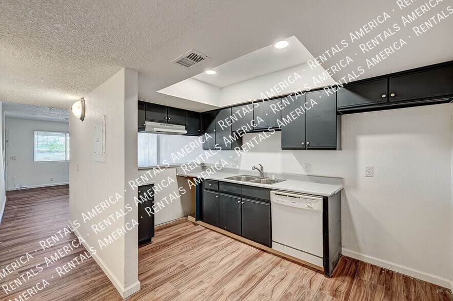 Building Photo - 3411 Center Dr