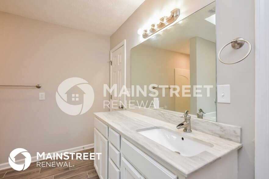 Building Photo - 657 Lake Dr SW