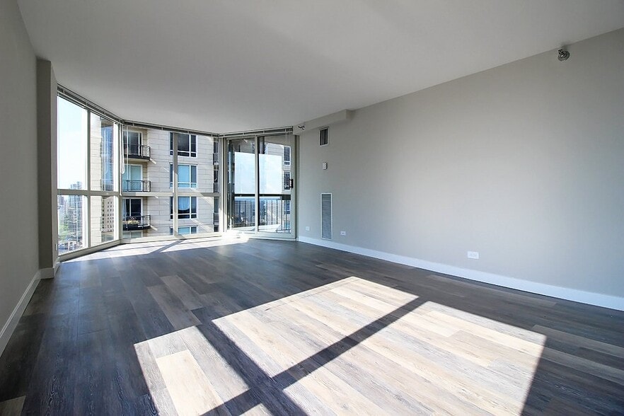 Building Photo - 2 E Delaware Pl