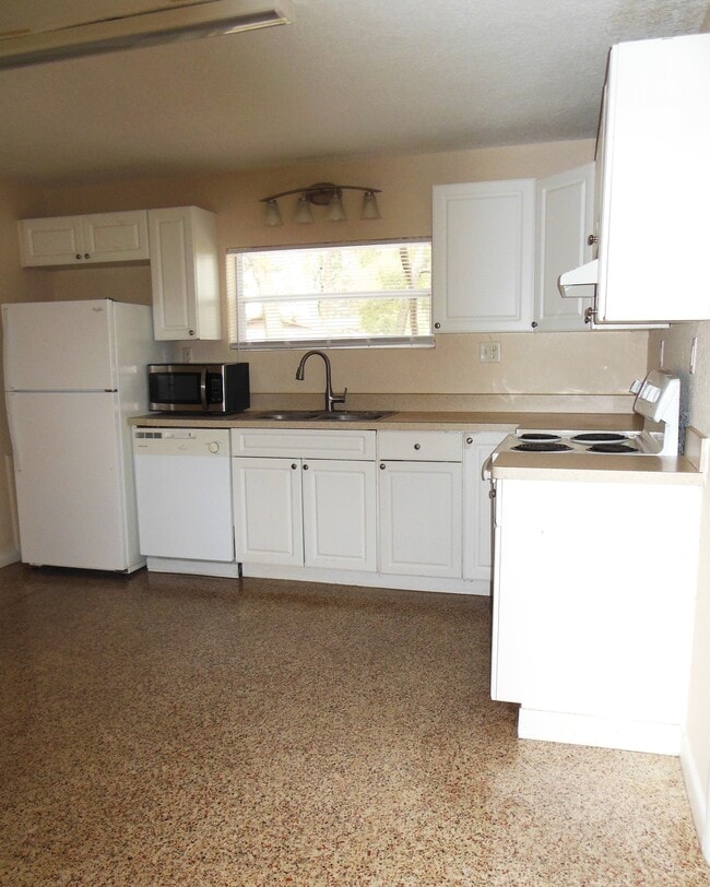 Building Photo - 1729 Pine Ave