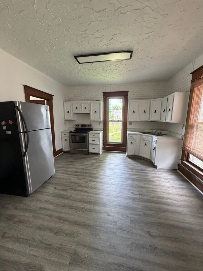 Building Photo - 633 S Apperson Way