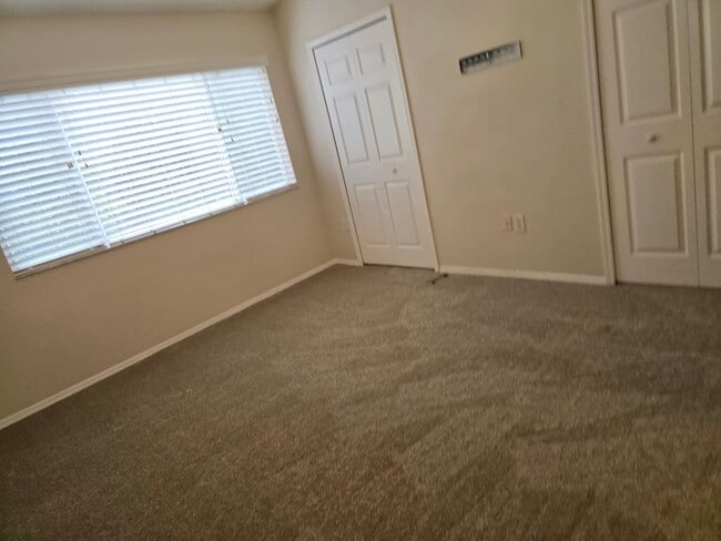 Building Photo - Beautiful 2 Bedroom, 2.5 Bath Townhome in Private Gated Community Of Hunter's Key In New Tampa