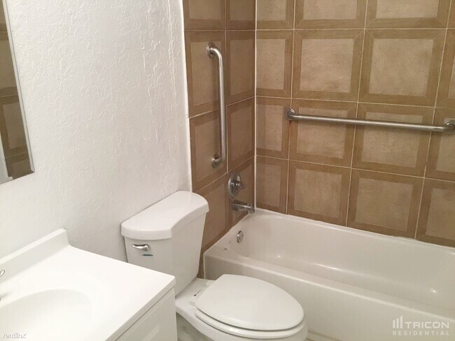 Building Photo - 215 NW 46th Ct