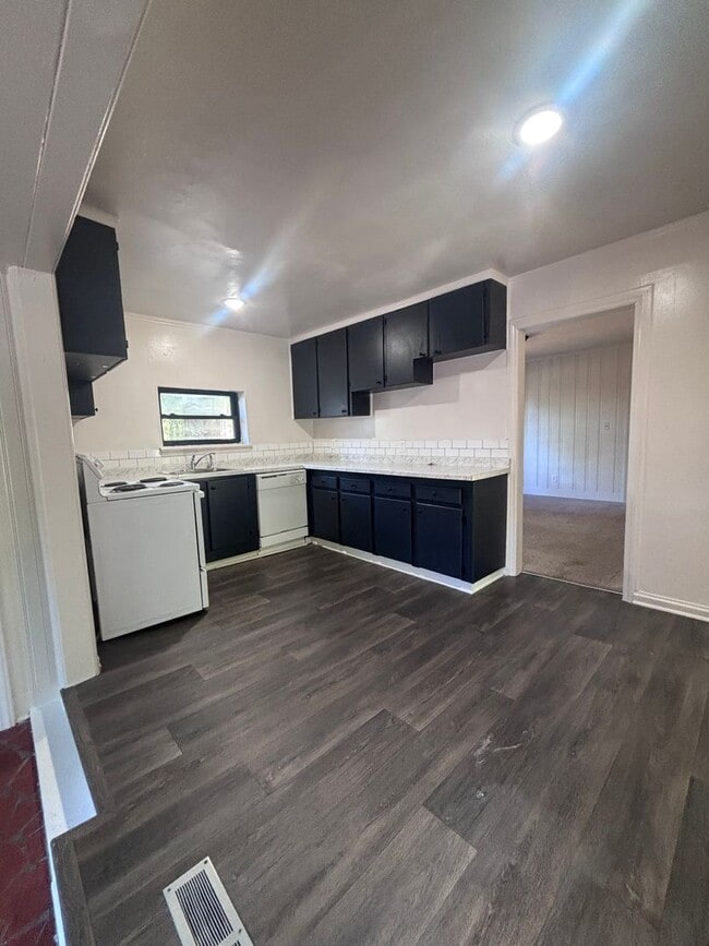 Building Photo - Great 3 bedroom home available in East Charlotte