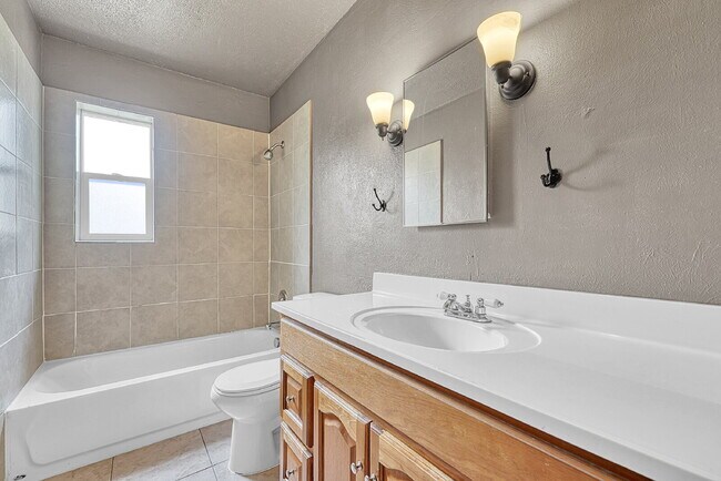 Building Photo - $2,295.00 - 3 Bedrooms, 2 Bathrooms, Singl...