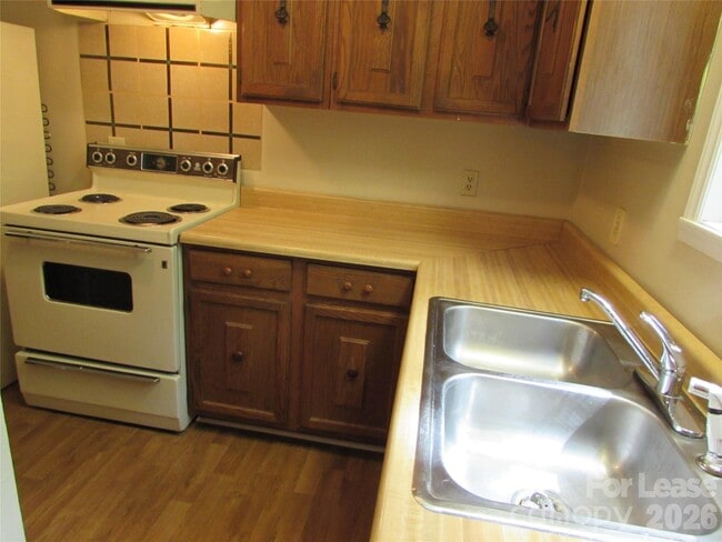 Building Photo - 1260 Fieldstone Rd