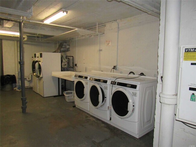 Building Photo - 111-45 76th Dr