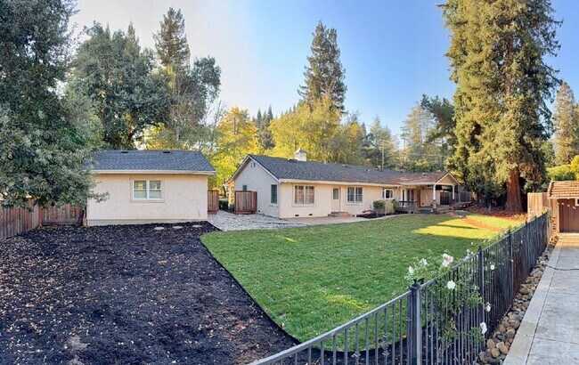 Building Photo - Gorgeous Property on Private Street conveniently located on West side near Downtown!