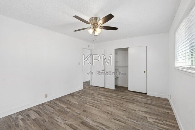 Building Photo - 527 N Lillian Ave