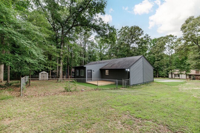 Building Photo - Newly Renovated East Side Home!