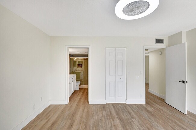 Building Photo - 14360 Strathmore Ln