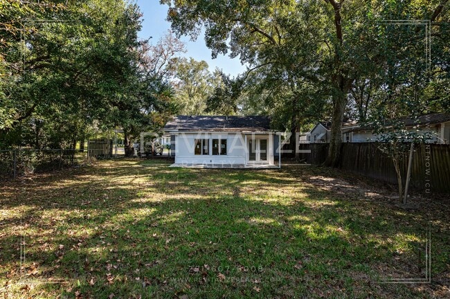 Building Photo - Adorable 3 Bed 2 Bath Cottage with Double ...