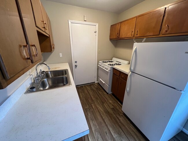 Building Photo - 2212 Nuttman Ave