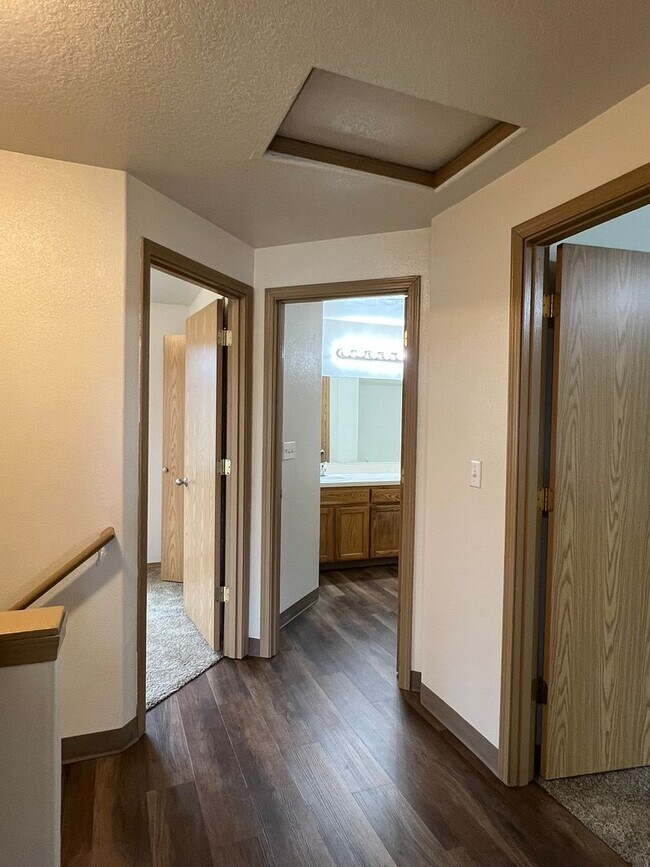 Building Photo - 3Bd/1.5Ba Two Story House - Available to View!