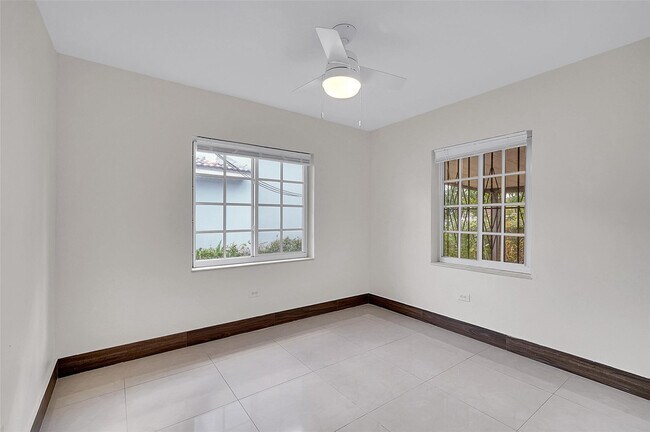 Building Photo - 330-348 SW 48th Ave