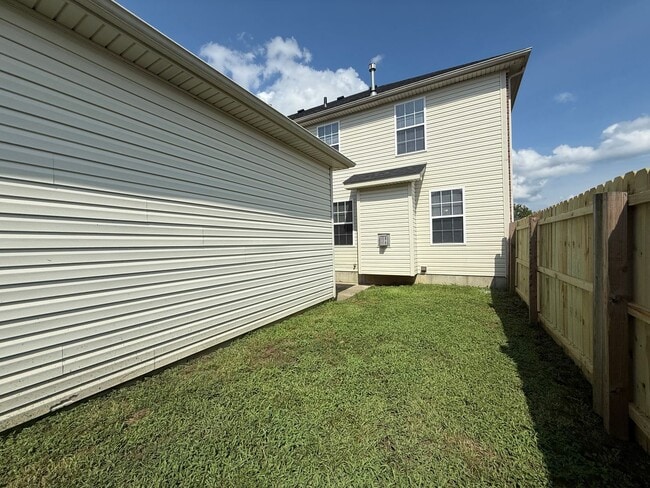 Building Photo - MOVE IN SPECIAL!! LARGE BEAUTIFUL 3 Bedroom 2.5 Bath Townhouse w/Finished Basement, Fenced in Yar...
