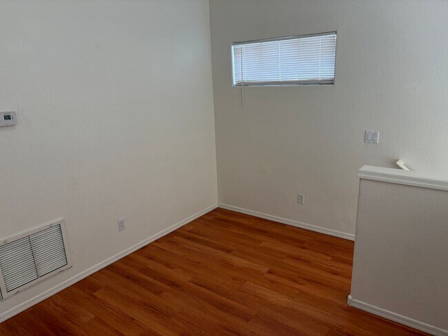 Building Photo - 2 Bedroom 2.5 Bath Townhome!