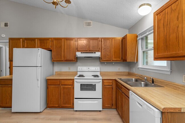 Building Photo - 2 Bedroom 1 Bathroom Duplex