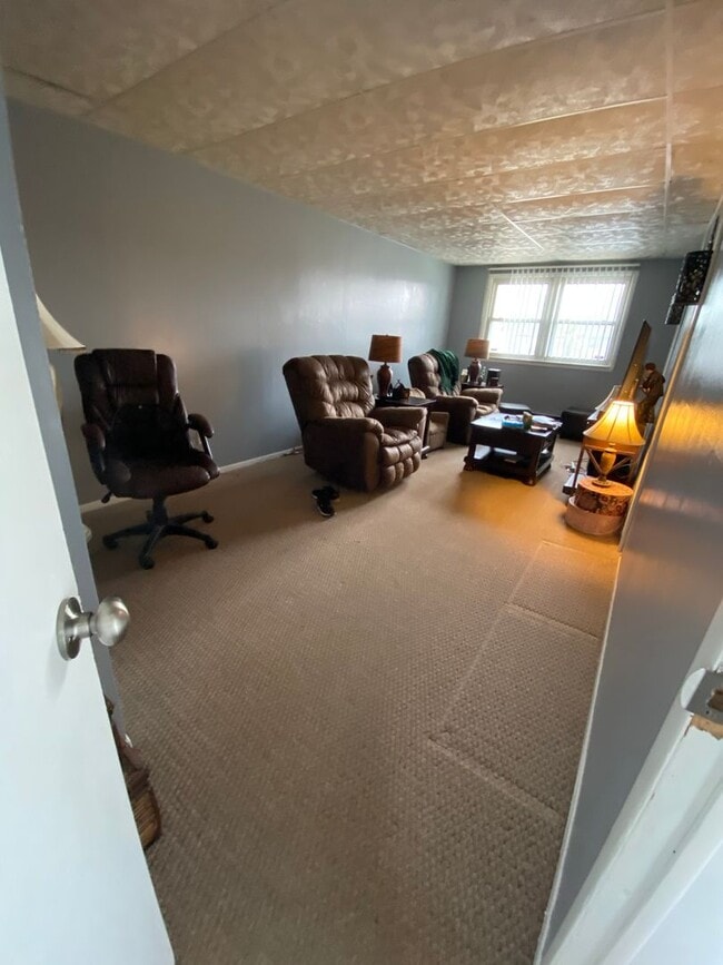 Building Photo - 3 Bedroom Single Family Home with giant ba...