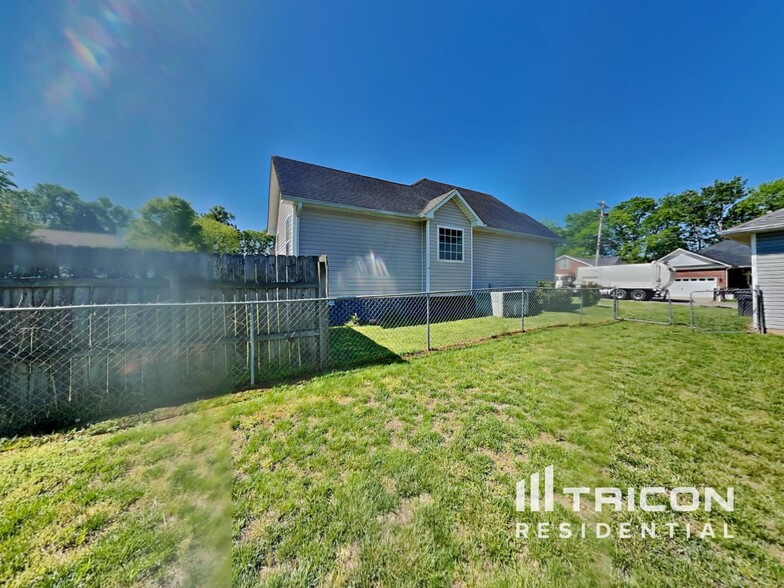 Building Photo - 1765 University Dr