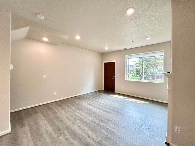 Building Photo - Stunning 2 Bed, 2.5 Bath Craftsman Townhome with Community Amenities!