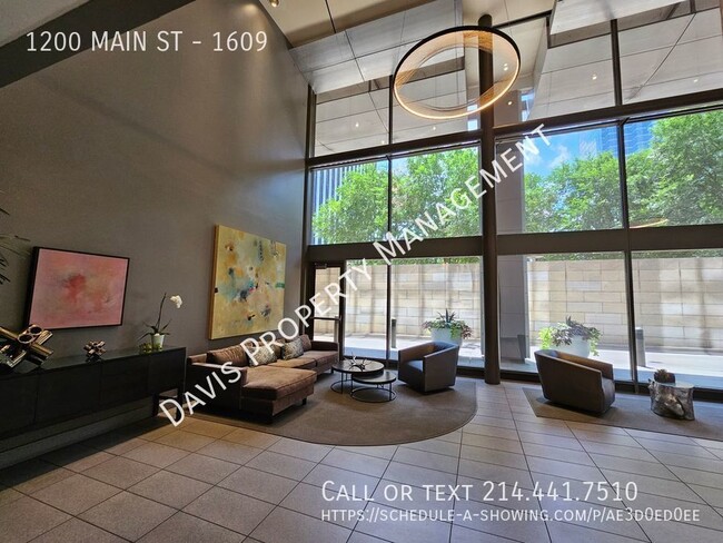 Building Photo - Downtown condo with roof top pool & concie...