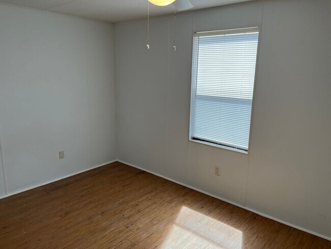 Building Photo - 3BR/2BA Mobile Home with Storage Unit Included - Available Now!