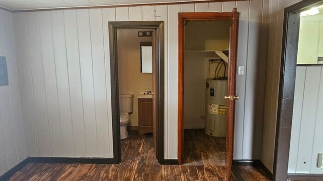 Building Photo - 1 bedroom duplex close to shopping