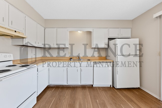 Building Photo - 306 S Twin Pines Ave