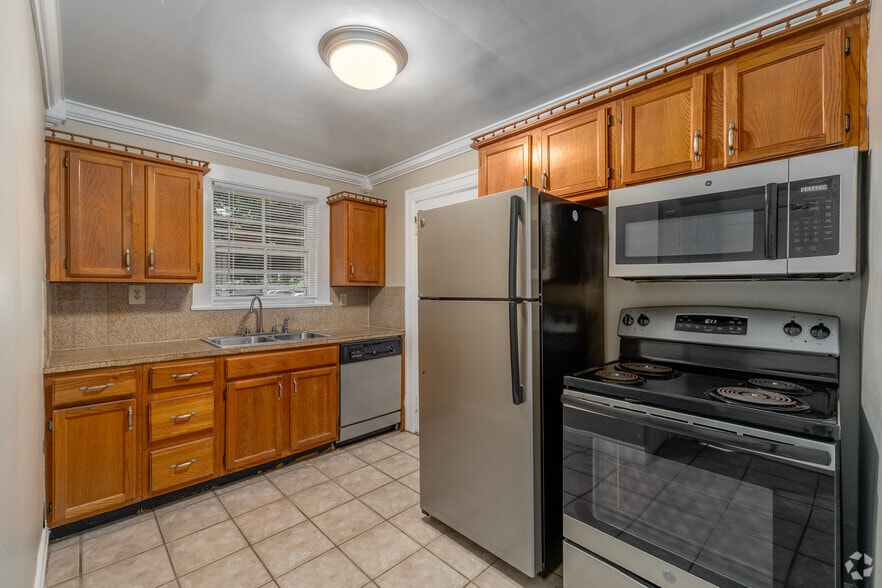 The Clifton 2BR, 1BA - 864SF - Kitchen - Woodmont Terrace