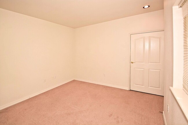 Building Photo - 1 bedroom/1 bath/den/1 car garage condo in...