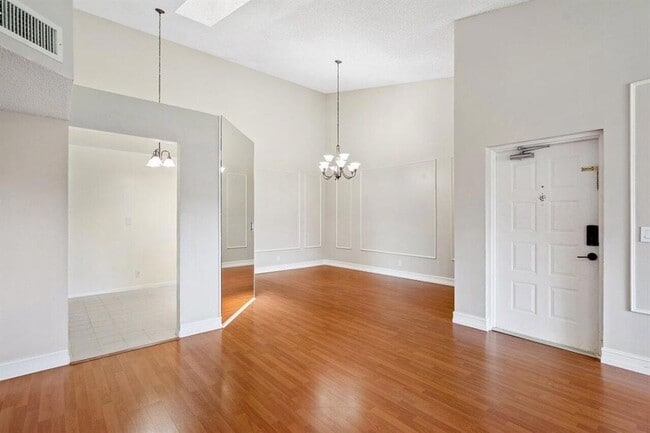 Building Photo - 13770 Oneida Dr