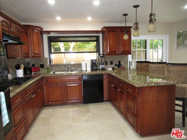 Building Photo - 78920 Skyward Way