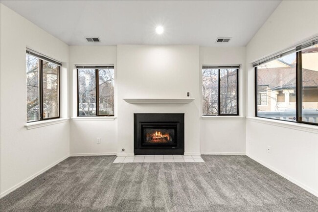 Building Photo - 2-bedroom 2-bathroom condo, located steps from the Boise River Greenbelt