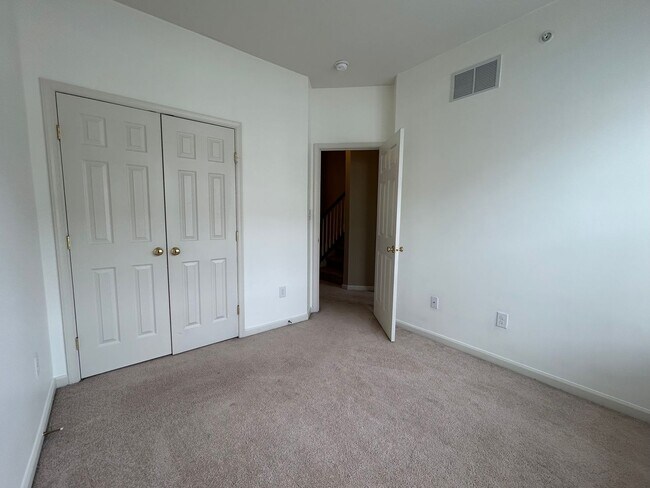 Building Photo - 1379 Parish Ave