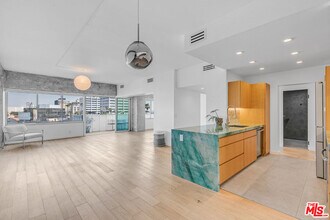 Building Photo - 7135 Hollywood Blvd