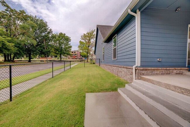 Building Photo - Unique 4/2/2 Near Downtown Tulsa!