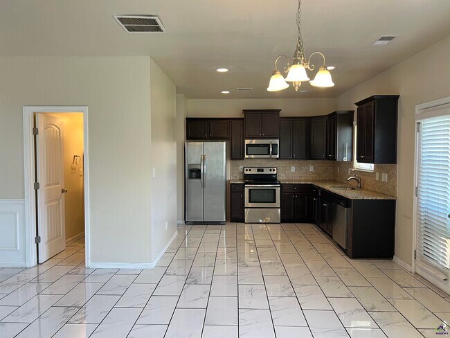 Building Photo - 807 Citrona Dr