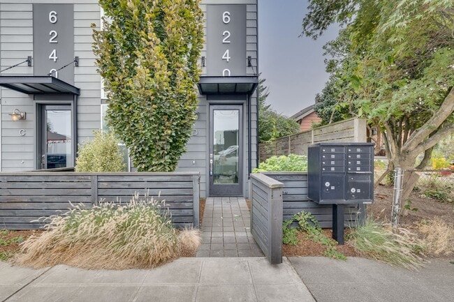 Building Photo - 2 bedroom open lay out townhome in Georget...