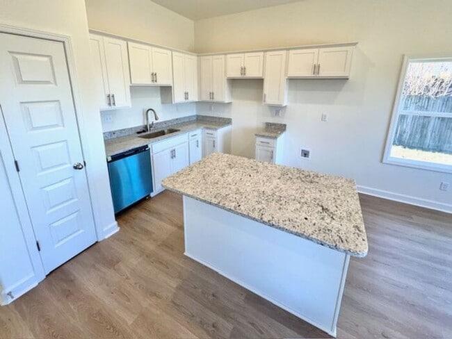 Building Photo - Move In Special! Now Leasing 5BR/3 Bath Home - Somerville.