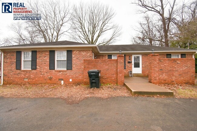 Building Photo - Adorable 2 bed 1 ba duplex in the heart of Murfreesboro!