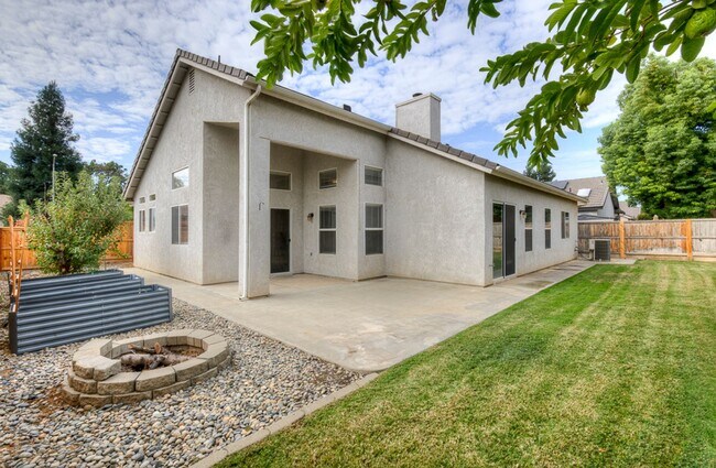 Building Photo - 2898 E Pryor Dr