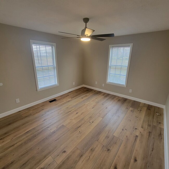 Building Photo - 3/2 Single Family- Full Unfinished Basement- Renovated House