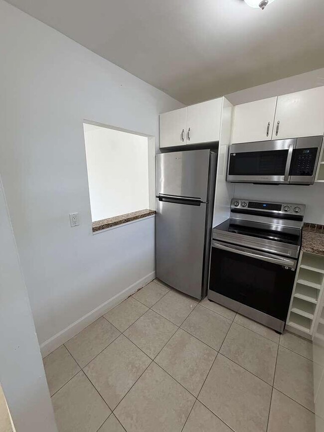 Building Photo - 9851 Sandalfoot Blvd