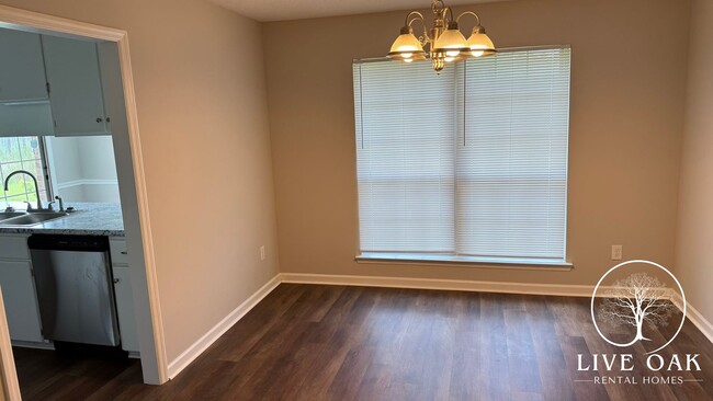 Building Photo - MOVE-IN SPECIAL: $500 OFF 1st MONTH'S RENT!**
