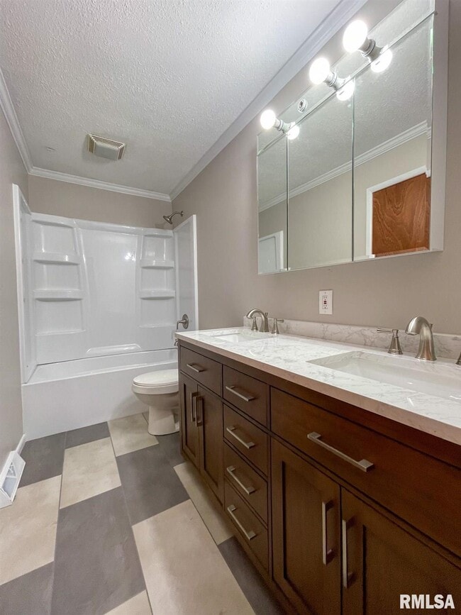 Building Photo - 2237 Waveland Dr